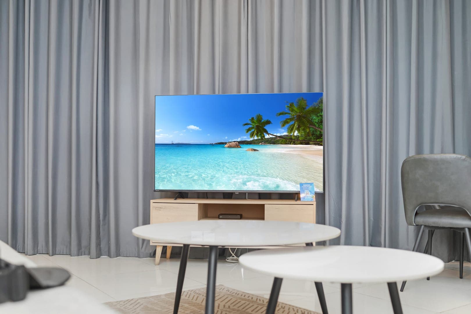 Modern 1BR Loxwood  Balcony Pool 10min Airport