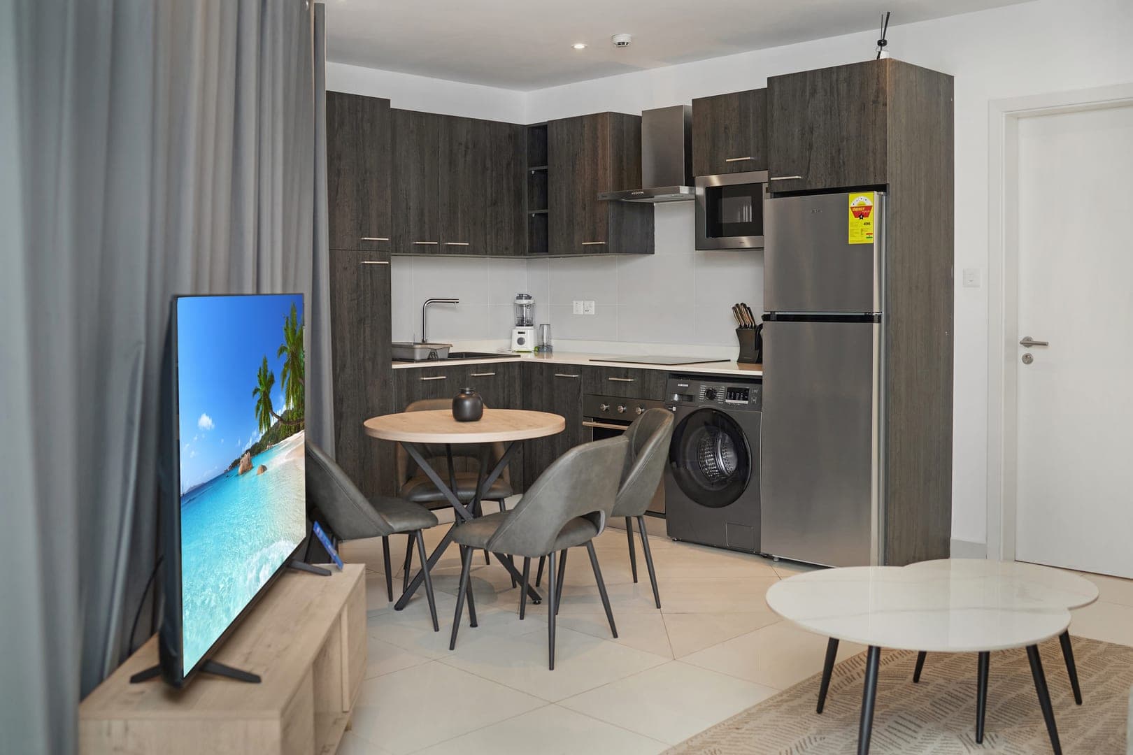 Modern 1BR Loxwood  Balcony Pool 10min Airport 2