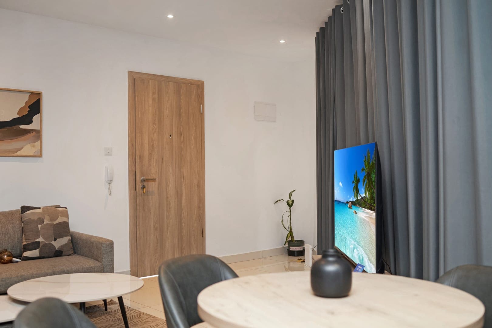 Modern 1BR Loxwood  Balcony Pool 10min Airport 3