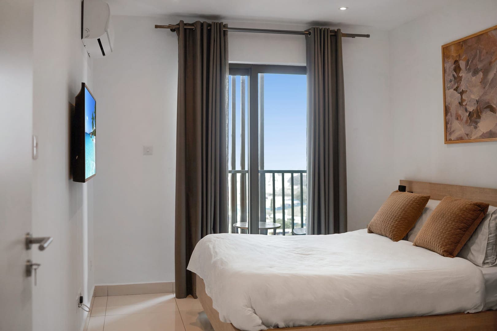 Modern 1BR Loxwood  Balcony Pool 10min Airport 5